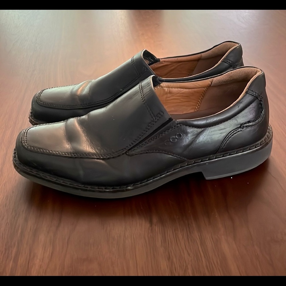 Boys’ black Ecco loafers size EU 39